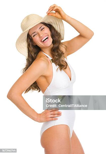 Sonriente Joven Mujer En Traje De Baño Y Sombrero Foto de stock y más banco de imágenes de Adulto - Adulto, Adulto joven, Alegre