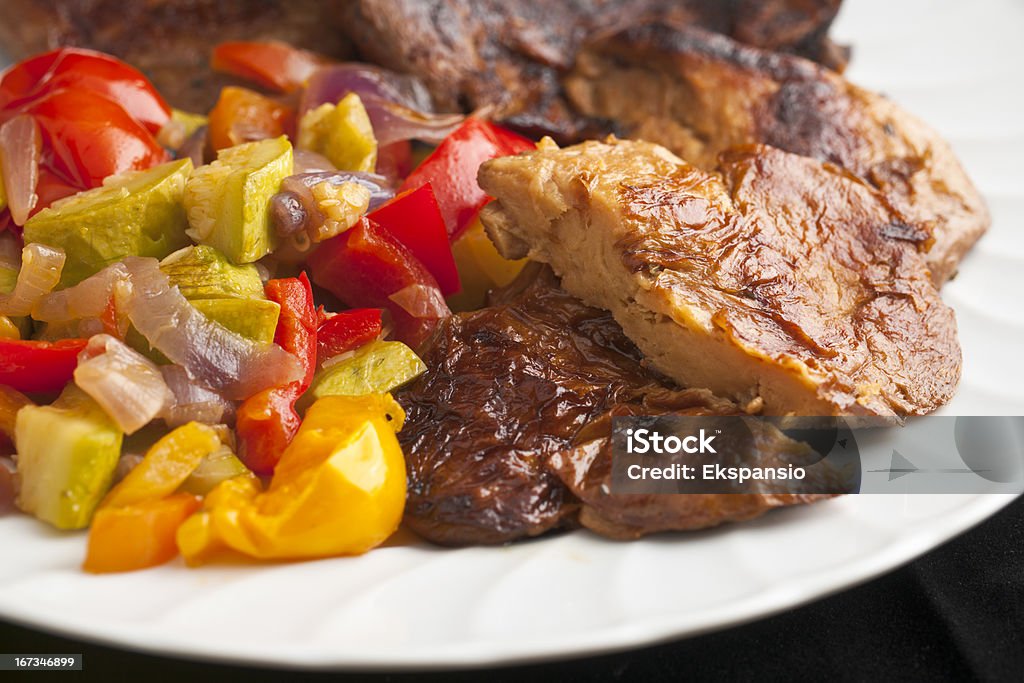 Seitan o grano Glutine brasato con verdure Ratatuia - Foto stock royalty-free di Seitan