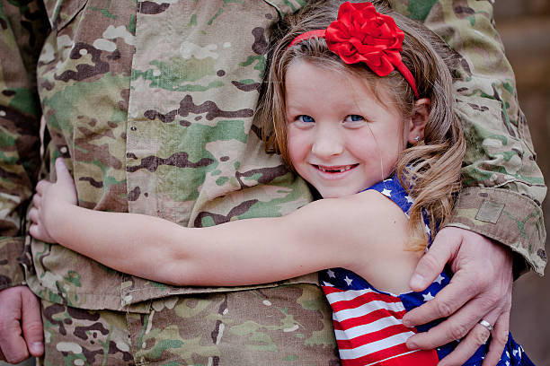 soldato e figlia - child flag fourth of july little girls foto e immagini stock