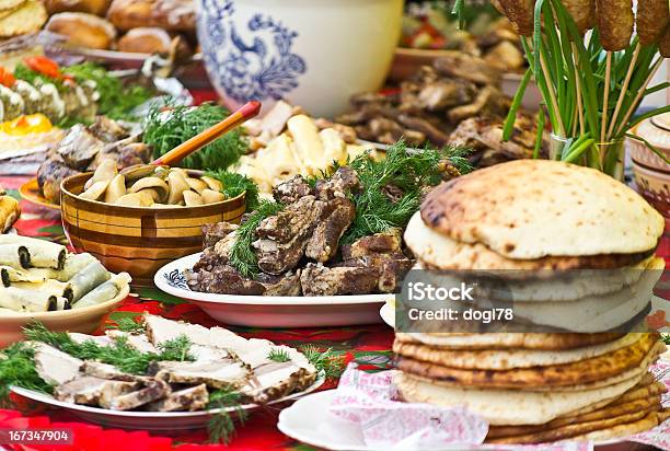 Abundância De Comida Festiva - Fotografias de stock e mais imagens de Assado no Forno - Assado no Forno, Comida, Cultura Russa