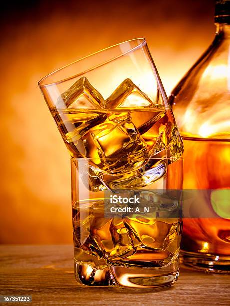 Dois Whiskeys E Um Frasco - Fotografias de stock e mais imagens de Dois Objetos - Dois Objetos, Amarelo, Bebida