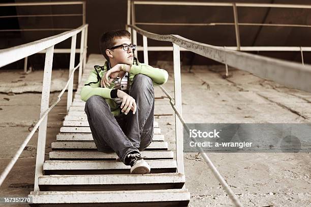 Hombre Joven En La Depresión Foto de stock y más banco de imágenes de 16-17 años - 16-17 años, 18-19 años, Adolescencia