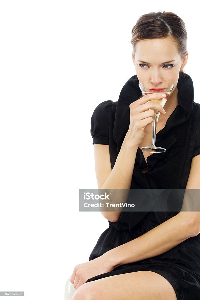 Elegante Jovem mulher bebendo um cocktail no fundo branco studio - Foto de stock de Adulto royalty-free