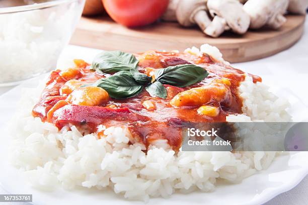 Photo libre de droit de Poulet Dans Une Sauce À Base De Riz banque d'images et plus d'images libres de droit de 2013 - 2013, Aliment, Assiette