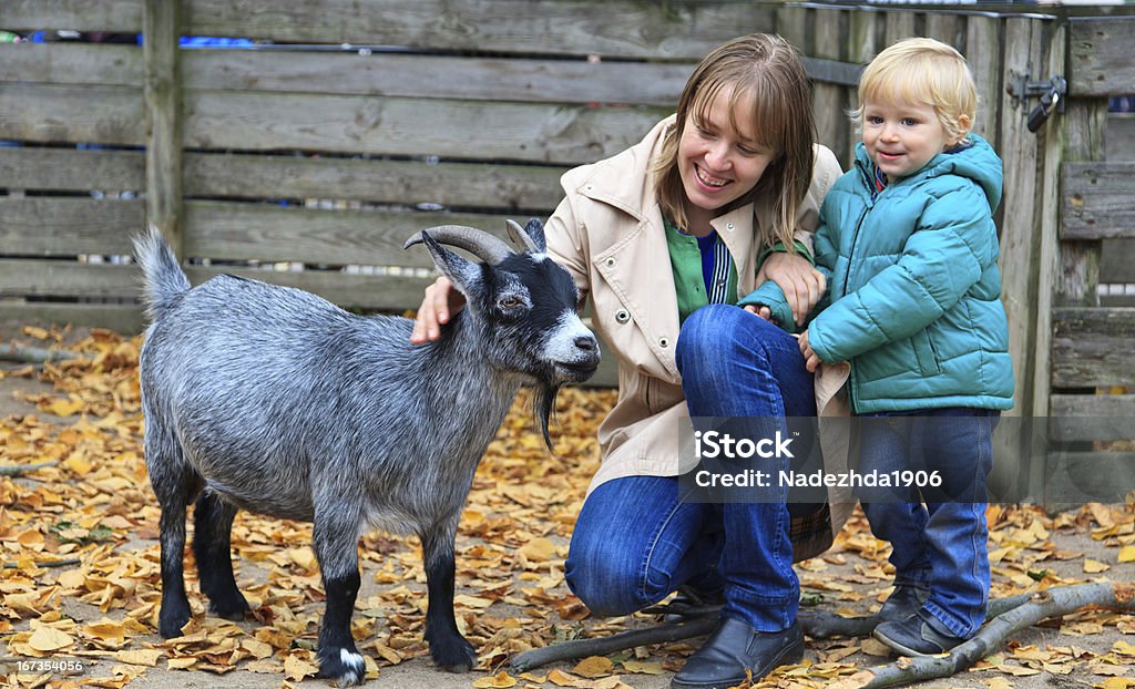 Famille avec chèvre - Photo de 12-17 mois libre de droits