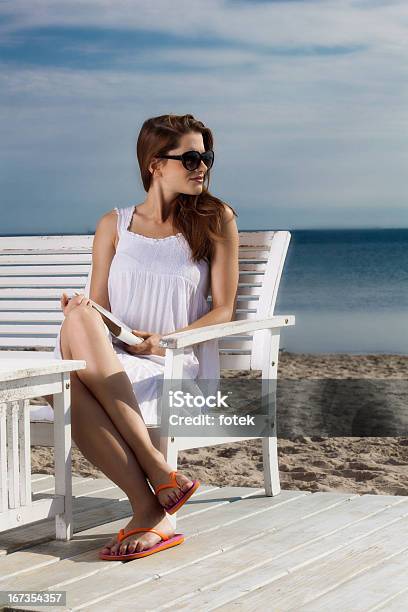 Frau Entspannung Am Strand Stockfoto und mehr Bilder von 2013 - 2013, Betrachtung, Braunes Haar