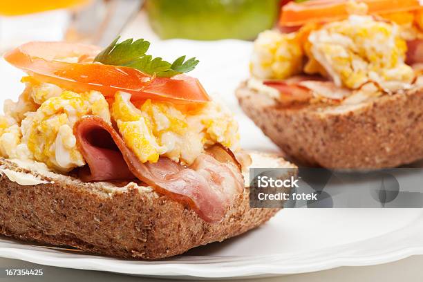 Sándwich Con Huevos Revueltos Y Tocino Foto de stock y más banco de imágenes de 2013 - 2013, Alimento, Amarillo - Color