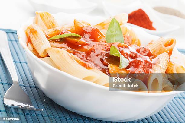 Pasta Con Salsa Di Pomodoro - Fotografie stock e altre immagini di 2013 - 2013, Alimentazione sana, Basilico