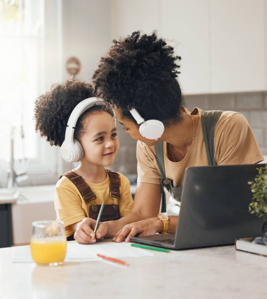 Online education, mom and child in kitchen with love, headphones and laptop for virtual class. Computer, mother and boy working together for elearning, help with writing and kid in kitchen with smile educación en línea, mamá e hijo en la escuela en casa con amor, auriculares y computadora portátil para la clase virtual. computadora, madre y niño feliz trabajando juntos para el aprendizaje electrónico, ayuda con la escritura y niño con sonrisa.
