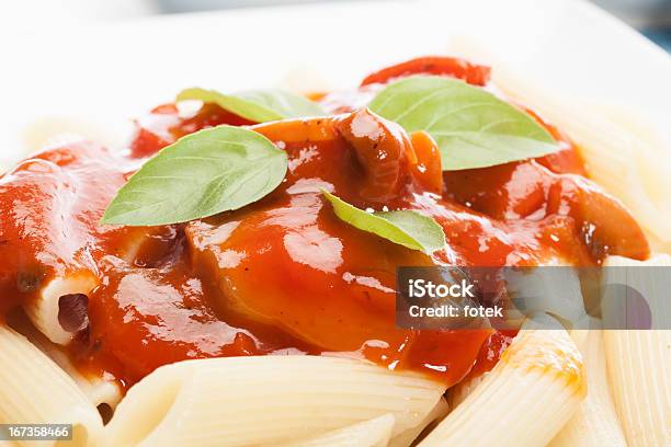 Nudeln Mit Tomaten Sauce Stockfoto und mehr Bilder von Basilikum - Basilikum, Bildhintergrund, Bolognese-Sauce