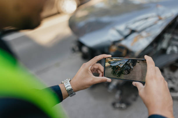 istock Expertise in Car Bodywork Examination 1673626827