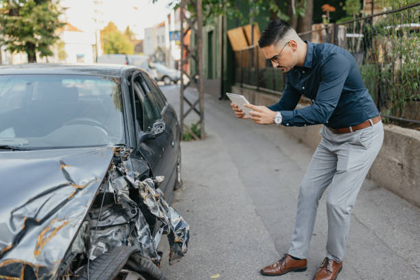 istock Assistance at the Wrecked Car 1673627370