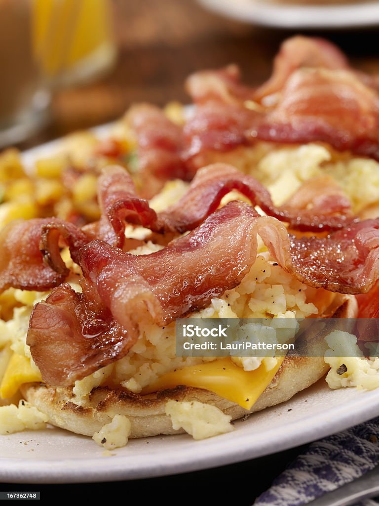 전통식 베이컨 앤 에그까지 여러 종류의 아침 식사용 샌드위치 - 로열티 프리 스크램블드 에그 스톡 사진