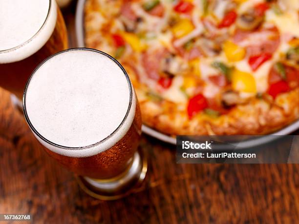 ジョッキのビールや豪華なピザ - ビールのストックフォトや画像を多数ご用意 - ビール, ピザ, 俯瞰