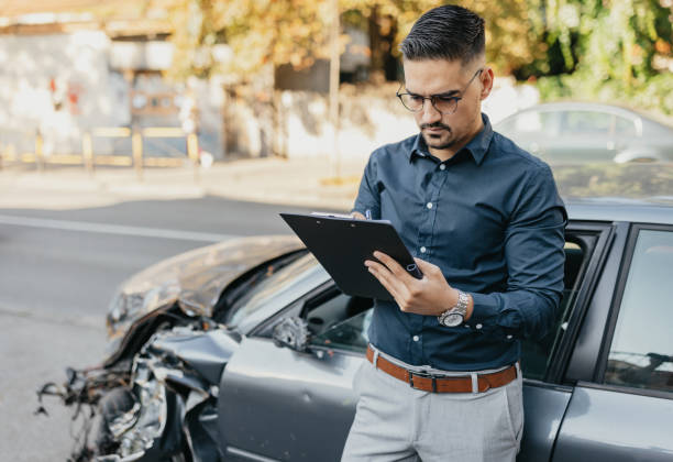 istock Expertise in Car Bodywork Examination 1673628436
