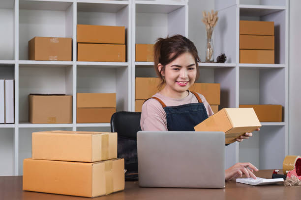 istock Entrepreneurs, SME businesses, check orders and check the purchase order Prepare parcels for delivery. 1673785470
