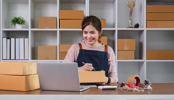 istock Entrepreneurs, SME businesses, check orders and check the purchase order Prepare parcels for delivery. 1673786551