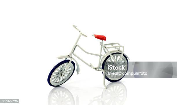 Foto de Pequeno Branco Toy Bicicleta e mais fotos de stock de Azul - Azul, Bicicleta, Branco