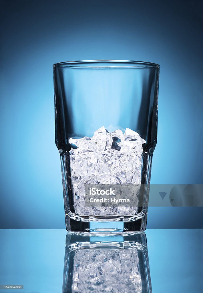 Vider le verre avec de la glace isolé sur un fond bleu - Photo de Alcool libre de droits