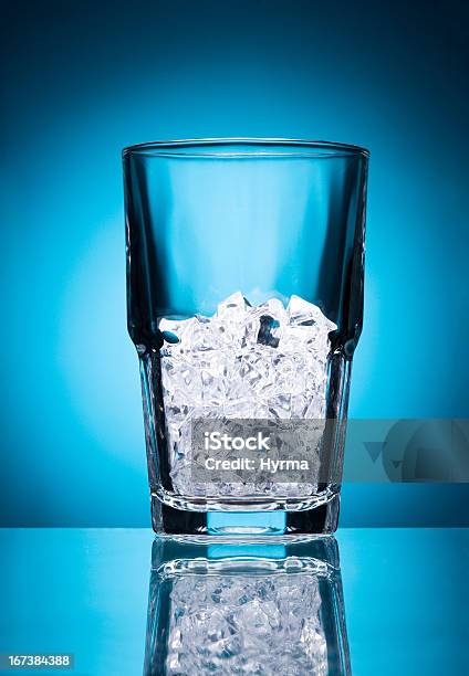 Photo libre de droit de Vider Le Verre Avec De La Glace Isolé Sur Un Fond Bleu banque d'images et plus d'images libres de droit de Alcool