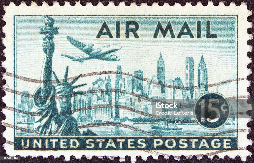 USA sello muestra la Estatua de la libertad y de la ciudad de Nueva York (1947) - Foto de stock de 1947 libre de derechos