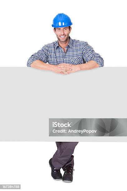 Portret Szczęśliwy Pracownik Przedstawienie Pusty Transparent - zdjęcia stockowe i więcej obrazów Konserwator - zatrudnienie