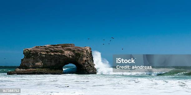 Parco Statale Di Natural Bridge A Santa Cruz - Fotografie stock e altre immagini di Arco naturale - Arco naturale, Santa Cruz - Città della California Centrale, Spiaggia