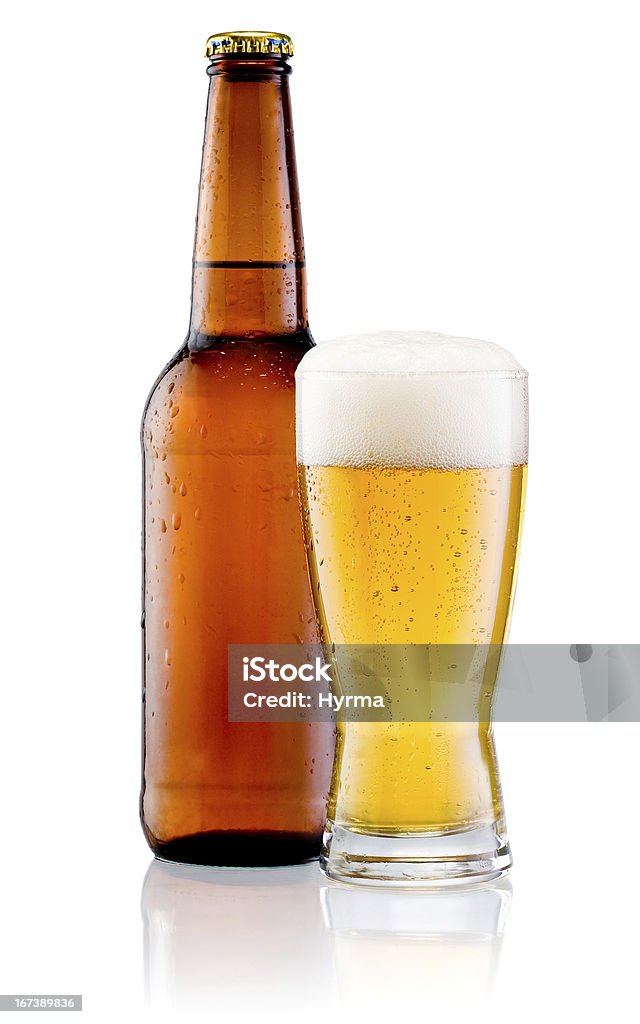 Copo e garrafa de cerveja marrom com gotas isoladas - Foto de stock de Amarelo royalty-free