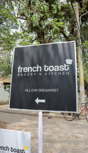 un panneau d’affichage d’un restaurant nommé « french toast » qui sert des restaurants de petit-déjeuner et de boulangerie pour les touristes à kochi au kerala, en inde. - brand named water photos et images de collection