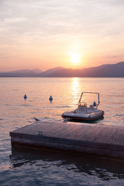 пристань озера гарда, закат скоростного катера - lake garda sunset blue nautical vessel стоковые фото и изображения