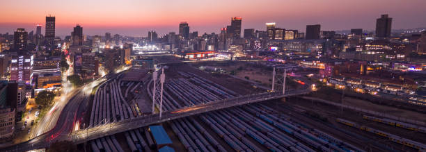 ネルソンマンデラ橋 街並み 日の出 - nelson mandela bridge cityscape bridge south africa ストックフォトと画像