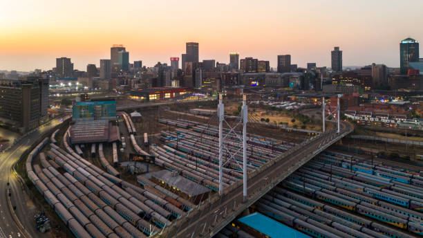 ネルソンマンデラ橋 街並み 日の出 - nelson mandela bridge cityscape bridge south africa ストックフォトと画像