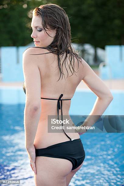 Molhado Atraente Jovem Mulher Na Piscina - Fotografias de stock e mais imagens de Adulto - Adulto, Ao Ar Livre, Atividade Recreativa