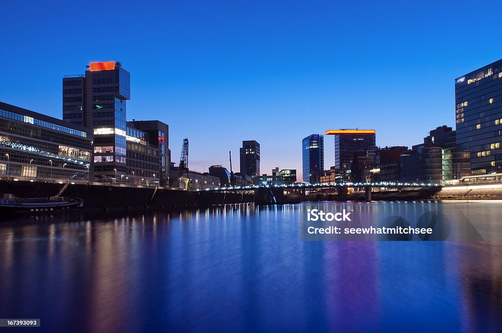 Vista noturna de Dusseldorf Medienhafen - Foto de stock de Alemanha royalty-free