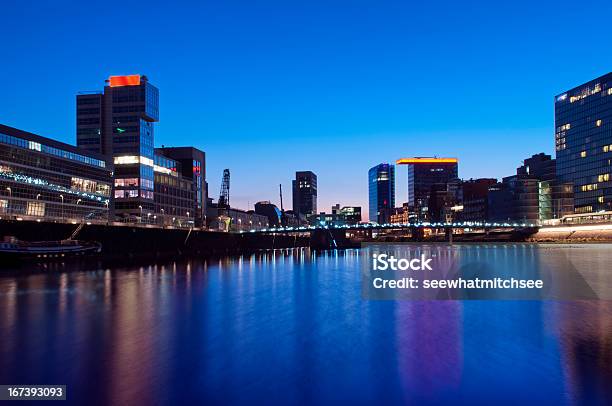 Foto de Vista Noturna De Dusseldorf Medienhafen e mais fotos de stock de Alemanha - Alemanha, Alto - Descrição Geral, Arquitetura