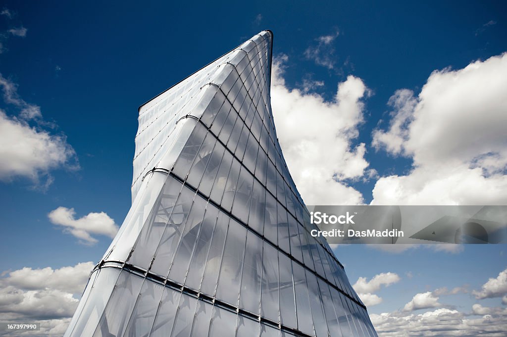 Moderna torre de hélice con cielo azul nublado - Foto de stock de Berlín libre de derechos