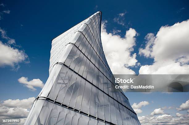 Moderna Torre De Hélice Con Cielo Azul Nublado Foto de stock y más banco de imágenes de Berlín - Berlín, Fachada arquitectónica, Plástico