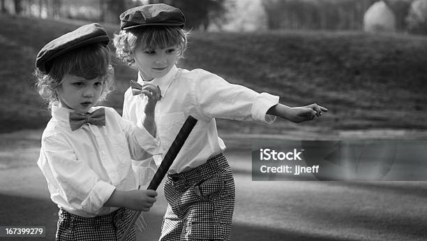 Giovani Ragazzi A Giocare A Golf In Vintage Uniformi - Fotografie stock e altre immagini di Abbigliamento elegante