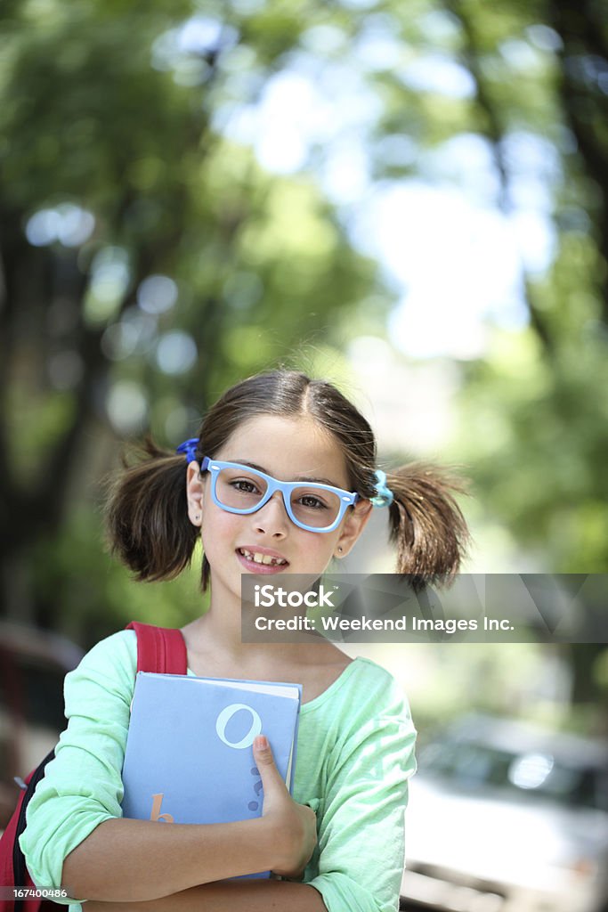 Menina com Livro didático - Foto de stock de 8-9 Anos royalty-free
