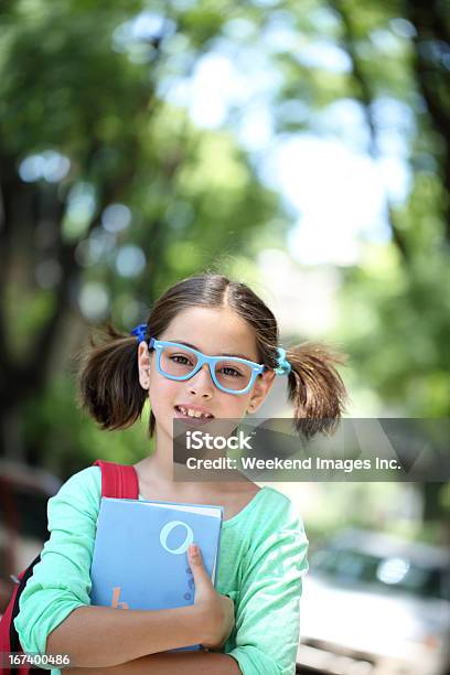 Foto de Menina Com Livro Didático e mais fotos de stock de 8-9 Anos - 8-9 Anos, Criança, Cristalino