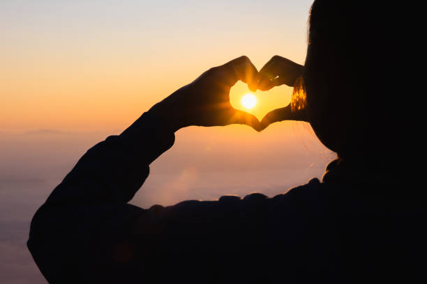 silhouette der menschlichen hände öffnen handfläche nach oben anbetung. eucharistietherapie segne gott hilfe buße katholische ostern fastenzeit geist beten. hintergrund des konzepts der christlichen religion. kampf und sieg für gott. - god freedom arms raised high angle view stock-fotos und bilder