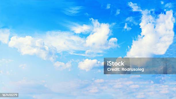 Bela Vista Do Céu Azul E Nuvens - Fotografias de stock e mais imagens de Ao Ar Livre - Ao Ar Livre, Azul, Cena de tranquilidade