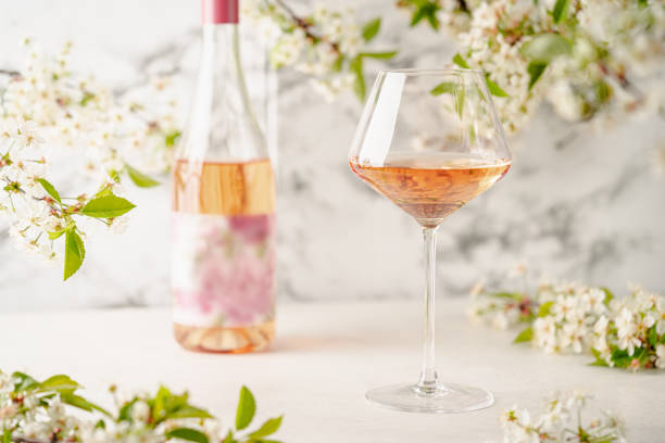 różowe wino szkła - champagne pink luxury table zdjęcia i obrazy z banku zdjęć