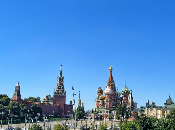sobór wasyla błogosławionego i wieża spasskaja na moskiewskim kremlu na placu czerwonym - moscow river zdjęcia i obrazy z banku zdjęć