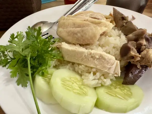 Chicken rice is a dish that has rice that is stir-fried and then cooked. And there was boiled chicken and chicken entrails. Eat with dipping sauce.
