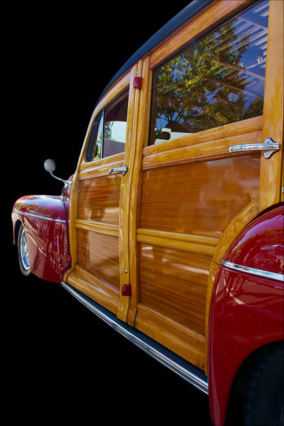 auto vintage dos anos 1950 com detalhes do painel de madeira - vehicle door vintage car collectors car sedan - fotografias e filmes do acervo