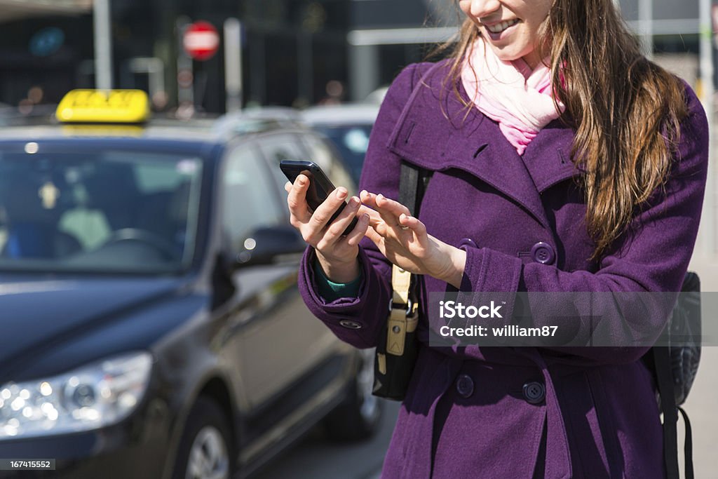 Jovem mulher a falar ao telemóvel à espera de Táxi - Royalty-free Esperar Foto de stock