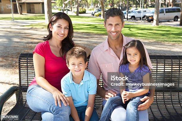 Familie Sitzen Auf Der Parkbank Zusammen Stockfoto und mehr Bilder von 4-5 Jahre - 4-5 Jahre, 8-9 Jahre, Beide Elternteile