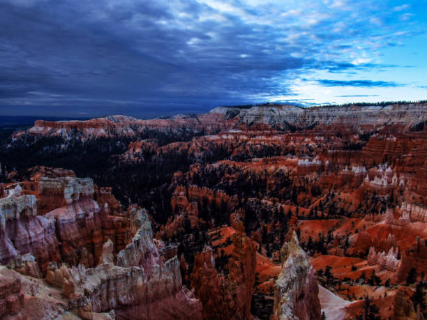 wczesny poranny widok na różne hoodoos w punkcie wschodu słońca w parku narodowym bryce canyon w stanie utah. - extreme terrain eroded snow landscape zdjęcia i obrazy z banku zdjęć