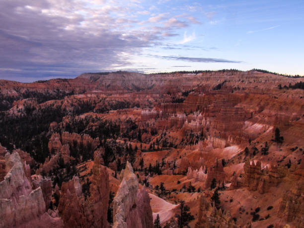 wczesny poranek widok na park narodowy bryce canyon - extreme terrain eroded snow landscape zdjęcia i obrazy z banku zdjęć